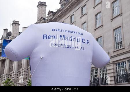 Ein riesiges Real Madrid Trikot wird während des Champions League Festivals vor dem letzten Spiel in der Regent Street ausgestellt. Borussia Dortmund trifft am 1. Juni im Wembley-Stadion auf Real Madrid. Stockfoto