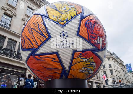 Während des Champions League Festivals wird vor dem letzten Spiel ein riesiger Fußball in der Regent Street gezeigt. Borussia Dortmund trifft am 1. Juni im Wembley-Stadion auf Real Madrid. Stockfoto