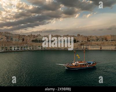 Bootstour zum Hafen. Luftbild über die Hauptstadt von Malta Valetta im Hintergrund Stockfoto