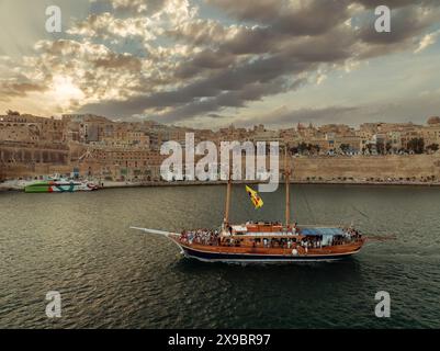 Bootstour zum Hafen. Luftbild über die Hauptstadt von Malta Valetta im Hintergrund Stockfoto