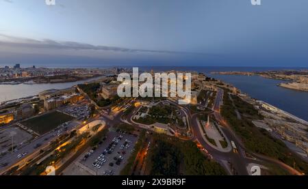 Abendliche Luftkulisse über die Hauptstadt von Malta Valetta Stadt. Stockfoto