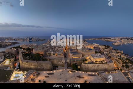 Abendliche Luftkulisse über die Hauptstadt von Malta Valetta Stadt. Stockfoto