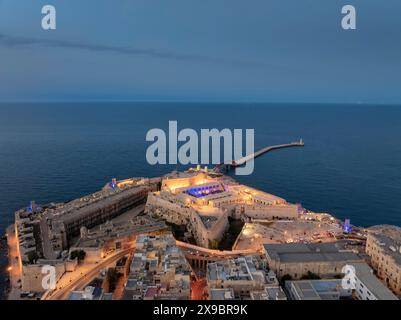 Abendliche Luftkulisse über die Hauptstadt von Malta Valetta Stadt. Das Hauptthema ist die Festung St. Elmo. Stockfoto