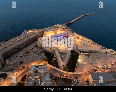 Abendliche Luftkulisse über die Hauptstadt von Malta Valetta Stadt. Das Hauptthema ist die Festung St. Elmo. Stockfoto