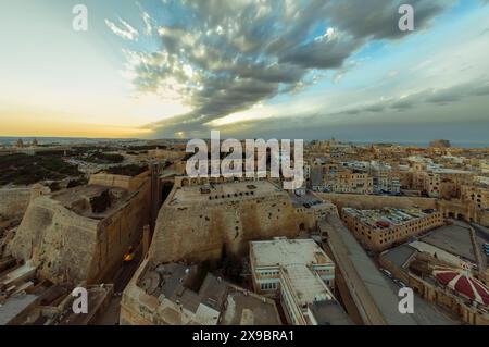 Luftbild über die Hauptstadt von Malta Valetta Stadt. Das Hauptthema ist der obere Barrakka-Garten. Stockfoto