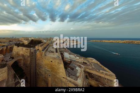 Luftbild über die Hauptstadt von Malta Valetta Stadt. Das Hauptthema ist der obere Barrakka-Garten. Stockfoto