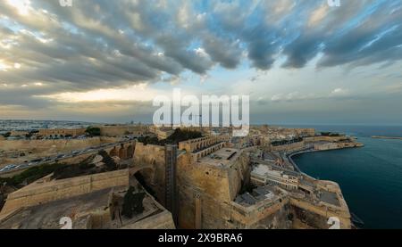 Luftbild über die Hauptstadt von Malta Valetta Stadt. Das Hauptthema ist der obere Barrakka-Garten. Stockfoto