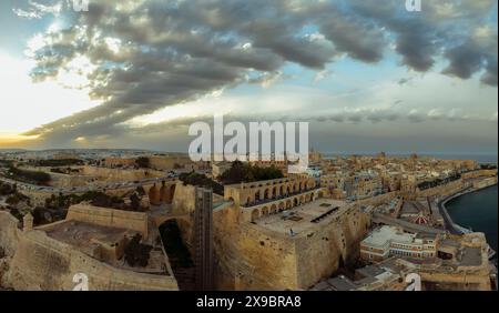 Luftbild über die Hauptstadt von Malta Valetta Stadt. Das Hauptthema ist der obere Barrakka-Garten. Stockfoto