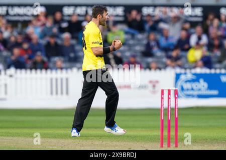 Bristol, Großbritannien, 30. Mai 2024. Matt Taylor aus Gloucestershire feiert die Übernahme des Wickets von Essex’s Paul Walter während des T20 Vitality Blast Matches zwischen Gloucestershire und Essex. Quelle: Robbie Stephenson/Gloucestershire Cricket/Alamy Live News Stockfoto