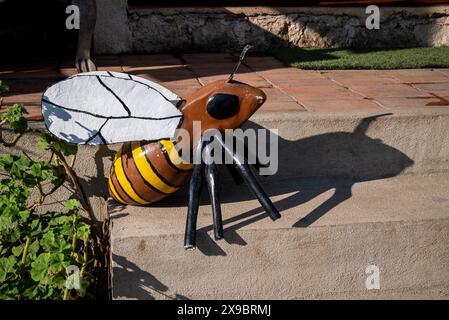 Casa Cakchiquel: Kultur- und Kulturerbe-Zentrum, ein ehemaliges Hotel, Panajachel, Lake Atitlan, Guatemala Bienenskulptur vor einem Restaurant, San Pedro L Stockfoto