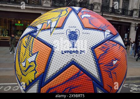 London, Großbritannien. 30. Mai 2024. Während des Champions League Festivals wird vor dem letzten Spiel ein riesiger Fußball in der Regent Street gezeigt. Borussia Dortmund trifft am 1. Juni im Wembley-Stadion auf Real Madrid. (Foto: Vuk Valcic/SOPA Images/SIPA USA) Credit: SIPA USA/Alamy Live News Stockfoto