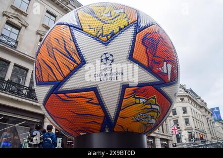 London, Großbritannien. 30. Mai 2024. Während des Champions League Festivals wird vor dem letzten Spiel ein riesiger Fußball in der Regent Street gezeigt. Borussia Dortmund trifft am 1. Juni im Wembley-Stadion auf Real Madrid. (Credit Image: © Vuk Valcic/SOPA Images via ZUMA Press Wire) NUR REDAKTIONELLE VERWENDUNG! Nicht für kommerzielle ZWECKE! Stockfoto