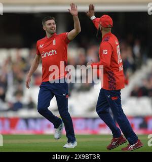 London, England. 30. Mai 2024. Mark Wood feiert den Sieg über Azam Khan mit Moeen Ali während der vierten Vitality T20 International zwischen England Men und Pakistan Men im Kia Oval. Kyle Andrews/Alamy Live News. Stockfoto
