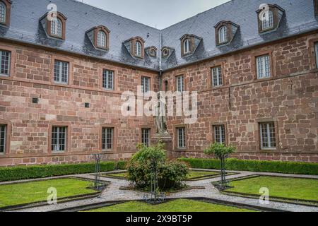 Innenhof mit Figur der hl. Odilia, Kloster Hohenburg, Odilienberg, Elsass, Frankreich *** Innenhof mit Figur der Heiligen Odilien, Kloster Hohenburg, Odilienberg, Elsass, Frankreich Stockfoto