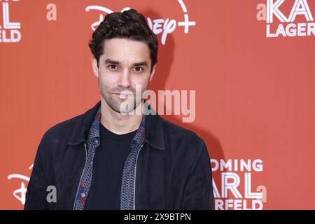 Maximilian Befort bei der „Becoming Karl Lagerfeld“ (Disney+) Serien Premiere am 30.05.2024 in Berlin Stockfoto