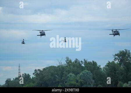 Zagreb, Kroatien. 30. Mai 2024. Die Hubschrauber Black Hawk und Kiowa Warrior werden während der Demonstration der militärischen Übung der kroatischen Armee anlässlich der Feier des Tages der Staatlichkeit und des Tages der kroatischen Streitkräfte am Jarun See in Zagreb, Kroatien, am 30. Mai in Aktion gesehen. 2024. Foto: Luka Batelic/PIXSELL Credit: Pixsell/Alamy Live News Stockfoto