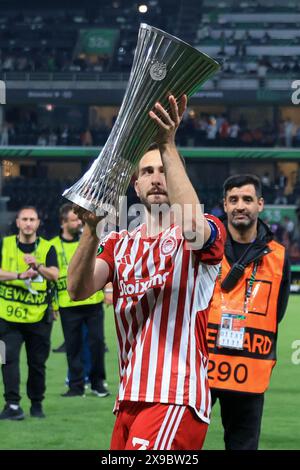 ATHEN, GRIECHENLAND - 29. MAI: Kostas Fortounis von Olympiacos FC feiert den Sieg der UEFA Europa Conference League 2023/24 nach dem Endspiel der UEFA Europa Conference League 2023/24 zwischen Olympiacos FC und ACF Fiorentina am 29. Mai 2024 in AEK Arena. (Foto von MB-Medien) Stockfoto