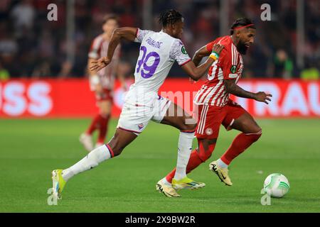 ATHEN, GRIECHENLAND - 29. MAI: Rodinei von Olympiacos FC und Christian Kouamé von ACF Fiorentina treten 2023/24 am 29. Mai 2024 in AEK Arena in Athen um den Ball an. (Foto von MB-Medien) Stockfoto