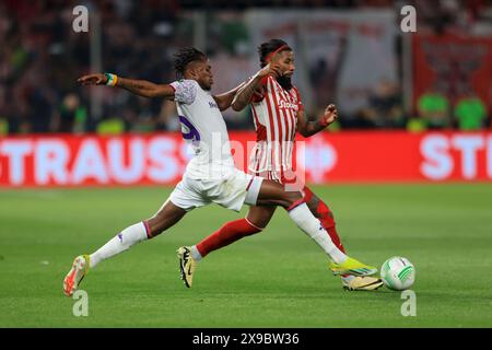 ATHEN, GRIECHENLAND - 29. MAI: Rodinei von Olympiacos FC und Christian Kouamé von ACF Fiorentina treten 2023/24 am 29. Mai 2024 in AEK Arena in Athen um den Ball an. (Foto von MB-Medien) Stockfoto