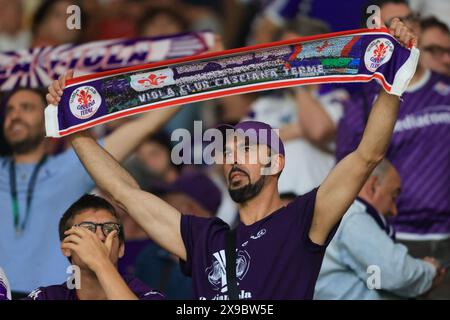 ATHEN, GRIECHENLAND - 29. MAI: ACF Fiorentina Fan beim Endspiel der UEFA Europa Conference League 2023/24 zwischen Olympiacos FC und ACF Fiorentina in der AEK Arena am 29. Mai 2024 in Athen. (Foto von MB-Medien) Stockfoto