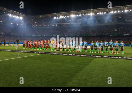 ATHEN, GRIECHENLAND - 29. MAI: Mannschaften vor dem Endspiel der UEFA Europa Conference League 2023/24 zwischen Olympiacos FC und ACF Fiorentina in der AEK Arena am 29. Mai 2024 in Athen, Griechenland. (Foto von MB-Medien) Stockfoto