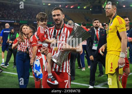 ATHEN, GRIECHENLAND - 29. MAI: Kostas Fortounis von Olympiacos FC feiert mit seinem Sohn den Sieg der UEFA Europa Conference League 2023/24 nach dem Endspiel der UEFA Europa Conference League 2023/24 zwischen Olympiacos FC und ACF Fiorentina am 29. Mai 2024 in AEK Arena. (Foto von MB-Medien) Stockfoto