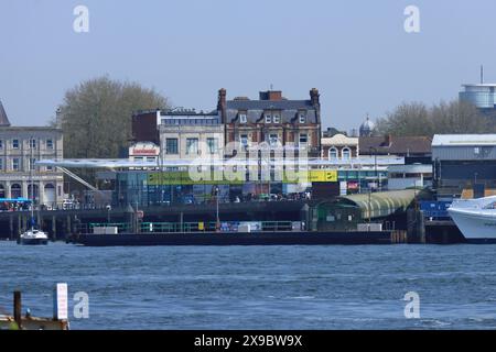 Portsmouth, England, 12. Mai 2024. Blick vom Gosport Harbour: Der Fährhafen Portsmouth mit dem Dock und dem Passagierunterstand. Stockfoto