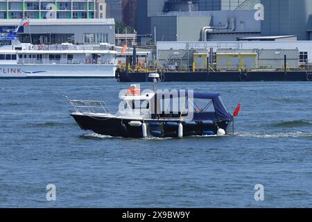 Portsmouth, England, 12. Mai 2024. Blick vom Gosport Harbour: Ein kleines blaues Motorboot auf ruhigem Wasser im Hafen von Portsmouth. Stockfoto