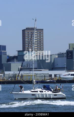 Portsmouth, England, 12. Mai 2024. Vom Hafen Gosport: Stella de Mer, ein Segelboot auf ruhigem Wasser im Hafen. Stockfoto