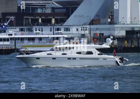 Portsmouth, England, 12. Mai 2024. Blick vom Gosport Harbour: Ein weißes Motorboot auf ruhigem Wasser, vorbei am Spinnaker Tower. Stockfoto