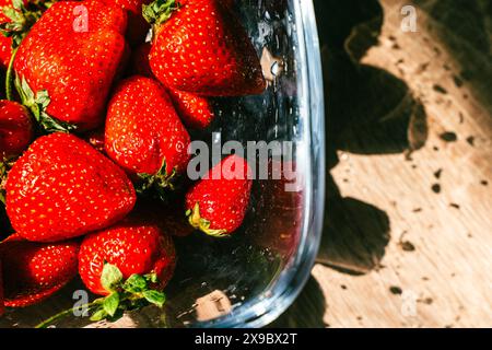 Erdbeeren in einer Glasschale. Helle, saftige Beeren auf dem Tisch. Ausgewählter Fokus. Ein Ort zum Kopieren des Bereichs. Hochwertige Fotos Stockfoto