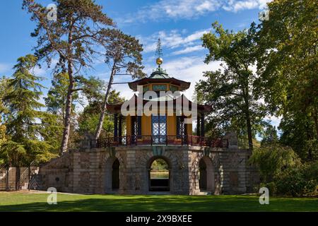 Der Chinesische Pavillon von Cassan wurde zwischen 1781 und 1785 in L’Isle Adam, einer Stadt im Departement Val d’Oise, in Frankreich errichtet. Stockfoto