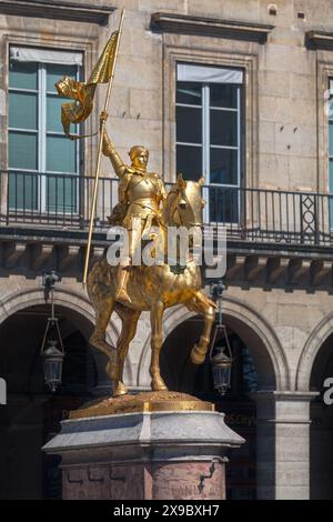 Vergoldete Bronzestatue von Jeanne d'Arc am Place des Pyramides in Paris, von Emmanuel Frémiet, 1874 Stockfoto