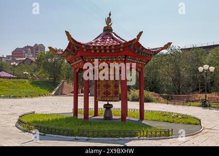 Spinnendes buddhistisches Gebetsrad gegenüber dem State Buryat Academic Drama Theater. H. Namsaraeva in Ulan-Ude, Hauptstadt der Republik Burjatien in Rus Stockfoto