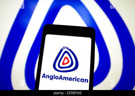 In dieser Abbildung wird das anglo-amerikanische Logo auf einem Smartphone-Bildschirm angezeigt. Stockfoto