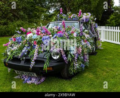 Royal Botanic Gardens, Edinburgh, Schottland, Großbritannien, 30. Mai 2024. Fleurs de Ville Artiste feiert Blumenschmuck talentierter Floristen, die schottische Lieblingsfiguren wie Robert Burns, Billy Connolly, Alexander McQueen, Charles Rennie Mackintosh, Annie Lennox, John Byrne, Nicola Benedetti, Bonnie Prince Charlie. Die Show beginnt morgen bis 9. Juni. Quelle: Sally Anderson/Alamy Live News Stockfoto