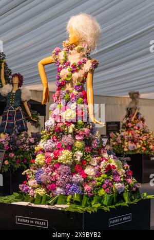 Royal Botanic Gardens, Edinburgh, Schottland, Großbritannien, 30. Mai 2024. Fleurs de Ville Artiste feiert Blumenschmuck talentierter Floristen, die schottische Lieblingsfiguren wie Robert Burns, Billy Connolly, Alexander McQueen, Charles Rennie Mackintosh, Annie Lennox, John Byrne, Nicola Benedetti, Bonnie Prince Charlie. Die Show beginnt morgen bis 9. Juni. Quelle: Sally Anderson/Alamy Live News Stockfoto