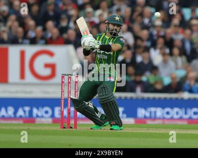 London, Großbritannien. 30. Mai 2024. London, England, Mai 30 2024: Kapitän Babar Azam (56 Pakistan) trat beim vierten Spiel der Vitality T20 International zwischen England und Pakistan im Kia Oval in London an. (Jay Patel/SPP) Credit: SPP Sport Press Photo. /Alamy Live News Stockfoto