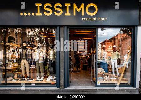 Ein ISSIMO Concept Store in Bari, Italien. Stockfoto