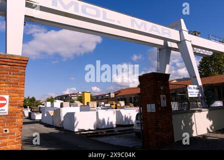 Marina di Carrara, Italien - 9. januar 2023: Eintritt nach Mol. Mar marmi Stockfoto