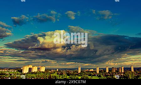 Glasgow, Schottland, Großbritannien. 31. Mai 2024: UK Weather: Warmer Tag mit dem Versprechen von Regen sah gegen Ende des Tages dunkle Wolken über den Schottertürmen. Credit Gerard Ferry/Alamy Live News Stockfoto
