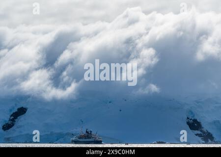 Mikkelsen Hafen, Antarktische Halbinsel - 2. Februar 2024. Antarktis-Touristen nähern sich dem Erkundungsschiff Ocean Adventurer, nachdem sie die Gewässer rund um den Hafen von Mikkelsen erkundet haben. Stockfoto