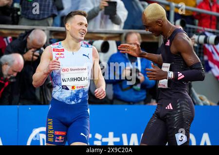 Oslo 20240530. Karsten Warholm und Alison Dos Santos aus Brasilien nach den 400-Meter-Hürden während der Diamond League Bislett Games 2024 im Bislett Stadium. Foto: Beate Oma Dahle / NTB Stockfoto