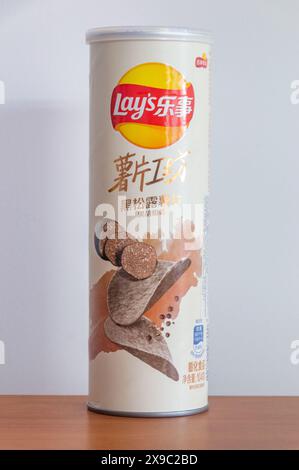 Pruszcz Gdanski, Polen - 3. Februar 2024: Lay's Stax Black Trüffel Chips. Stockfoto