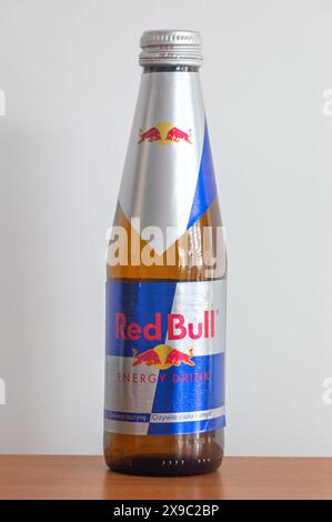 Pruszcz Gdanski, Polen - 3. Februar 2024: Flasche Red Bull Energy Drink. Stockfoto