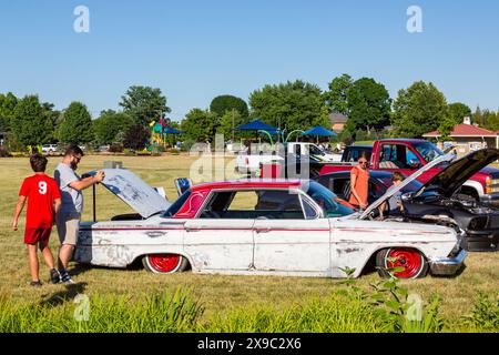 Ein weiß-roter Chevrolet Impala-Lowrider aus dem Jahr 1962 auf einer Autoausstellung im Riverside Gardens Park in Leo-Cedarville, Indiana, USA. Stockfoto