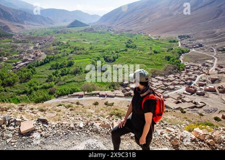 Das Ait Bouguemez Valley in Marokko, auch bekannt als das Happy Valley, ist ein ländliches Ackergebiet im mittleren Atlasgebirge, das großartige Wandermöglichkeiten bietet. Stockfoto