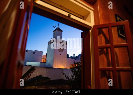 Essaouira, Marokko, eine Küstenstadt am Atlantik mit blauem Himmel und weißen Gebäuden und der Skala de la Kasbah Stockfoto