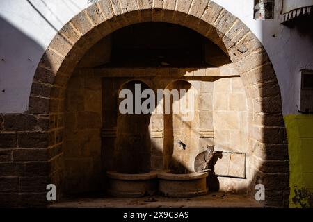 Essaouira, Marokko, eine Küstenstadt am Atlantik mit blauem Himmel und weißen Gebäuden und der Skala de la Kasbah Stockfoto