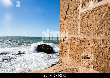 Essaouira, Marokko, eine Küstenstadt am Atlantik mit blauem Himmel und weißen Gebäuden und der Skala de la Kasbah Stockfoto